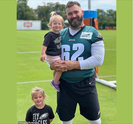 Unlocking the secrets of Jason Kelce’s A-list inner circle – the powerhouse influencers and advisors propelling him to the top of his game! 🚀