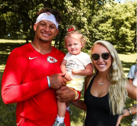 Exploring the powerhouse behind Patrick Mahomes’s success: Dive into the inner circle shaping his career trajectory. 💥